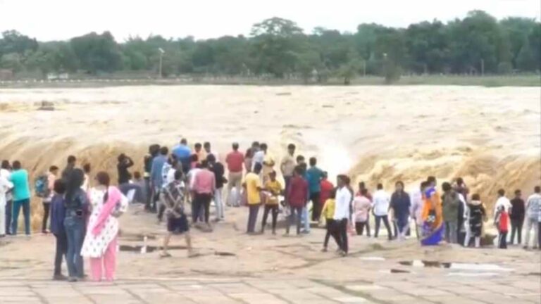 बस्तर में बारिश से चित्रकोट वाटरफॉल की खूबसूरती बढ़ी, दूर-दूर से पहुंच रहे पर्यटक पर सुरक्षा के खास इंतजाम नहीं,,,,, दीपक मरकाम की रिपोर्ट,,,,,
