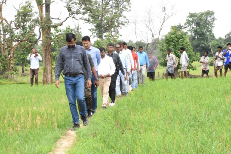 कलेक्टर ने किया उसूर ब्लाक के अंदरुनी क्षेत्रों का दौरा धान के बदले अन्य फसल को बढ़ावा देने किसानों से की चर्चा