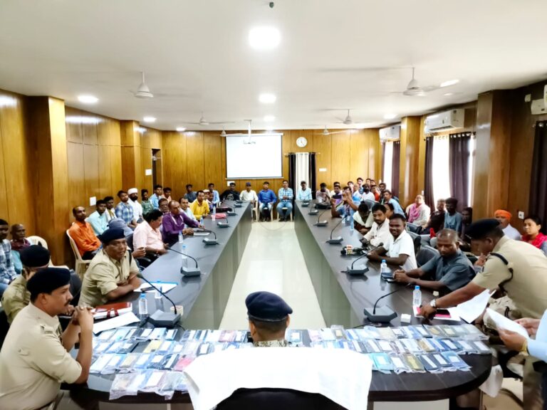 *	 साइबर जागरूकता अभियान में सामुदायिक पुलिसिंग के तहत 102 नग गुम मोबाईल हैण्डसेट सायबर सेल टीम द्वारा दीगर राज्य एवं दिगर जिलों से रिकवर किया गया।