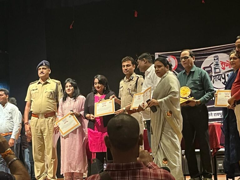 सुनो रायपुर में हैप्पी हेल्पिंग हैंड संस्था का हुआ एसएसपी प्रशांत अग्रवाल के हाथों सम्मान,,,,,,,,,,,,, दीपक मरकाम की रिपोर्ट,,,,,,,,