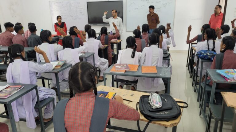 एसडीएम बीजापुर ने स्कूल, आश्रम एवं शिक्षण संस्थानों का किया आकस्मिक निरीक्षण,,,,  स्कूली बच्चों को कोरोना वैक्सीनेशन, के संबंध में आवश्यक जानकारी दी,,,,,,, भोपाल पटनम से मुर्गेश शेट्टी की रिपोर्ट,,,,,,