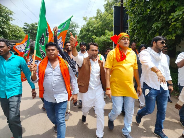 जिलाध्यक्ष ध्रुवे के नेतृत्व में सैकड़ों भाजपाई पहुंचे राजधानी  सीएम निवास का घेराव में हुए शामिल* दीपक मरकाम की रिपोर्ट,,,,,,,,,