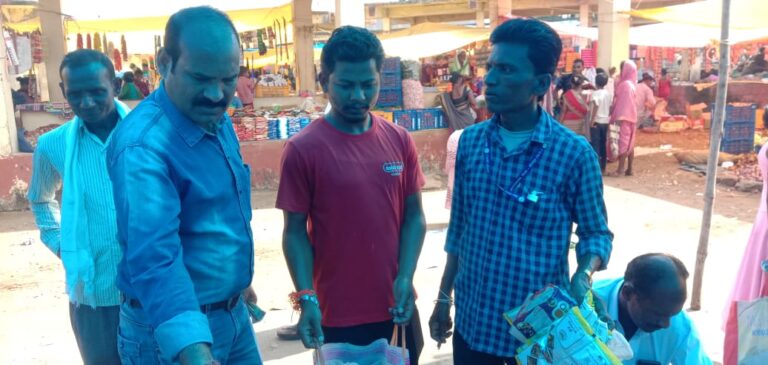 सप्ताहिक हाटबाजार से सिंगल यूज़ केरी बैग प्लास्टिक जप्त     भोपालपटनम से तेजनारायण सिंह की रिपोर्ट,,,,,,,,,,,,