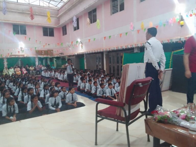 *यातायात पुलिस द्वारा जवाहर नवोदय विद्यालय बीजापुर के छात्र छात्राओं को पढ़ाया सुरक्षित यातायात के नियम ,,,,, भोपाल पटनम से जर खान की रिपोर्ट ,,,,,