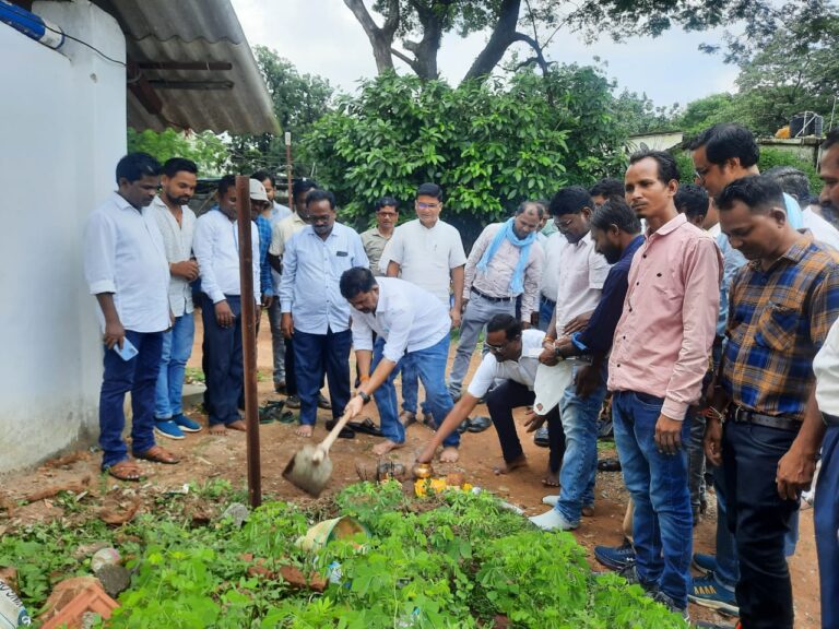विधायक विक्रम ने दी  पटवारी संघ को सौगात,  अहाता व सीसी सड़क कार्य का किया भूमि पूजन ,,,,,,भोपालपटनम से तेजनारायण सिंह की रिपोर्ट,,,,,,,,,,,