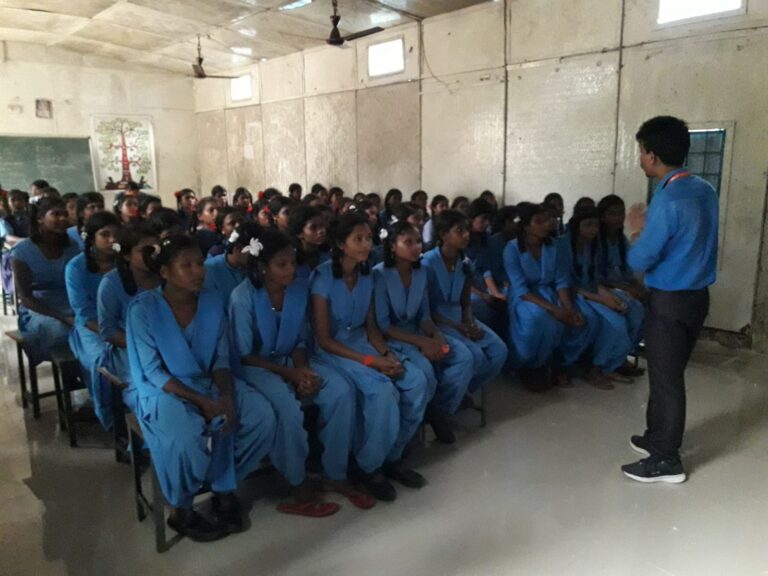 कोरोना टीककरण कराने व मोबाईल के मोह से बच्चों को छुटकारा दिलाने जनजागरूकता अभियान,,,,,,,,,,,, भोपाल पटनम से मुर्गेश शेट्टी की रिपोर्ट,,,,,,,,,