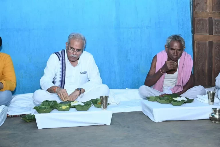छत्तीसगढ़ मुख्यमंत्री भूपेश बघेल ने लोइंग में बहादुर सिदार के घर षडरस सब्जी के साथ लिया भोजन का स्वाद ,,,, दीपक मरकाम की रिपोर्ट,,,,,,