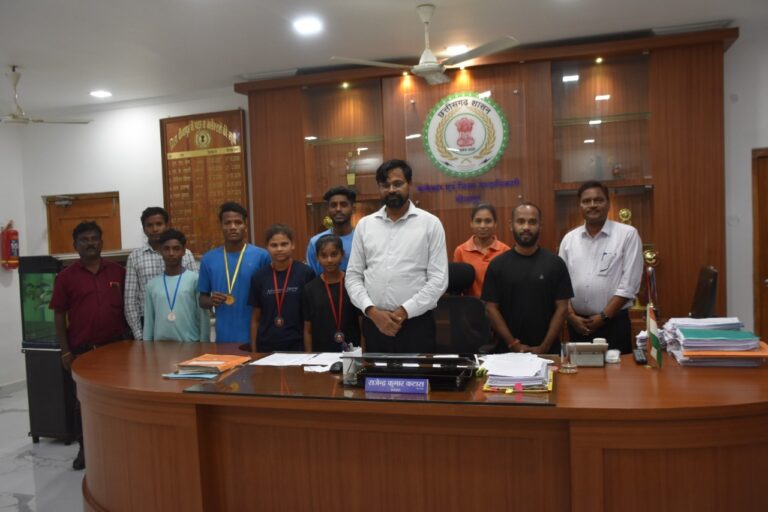 राज्य स्तरीय खेल प्रतियोगिता मे उत्कृष्ट प्रदर्शन करने वाले खिलाड़ियों को कलेक्टर ने दी शुभकामनाएं,,,,, खेल के क्षेत्र में आगे बढ़ने जिले का नाम रोशन करने किया प्रोत्साहित,,,,,, दीपक मरकाम की रिपोर्ट,,,,,,