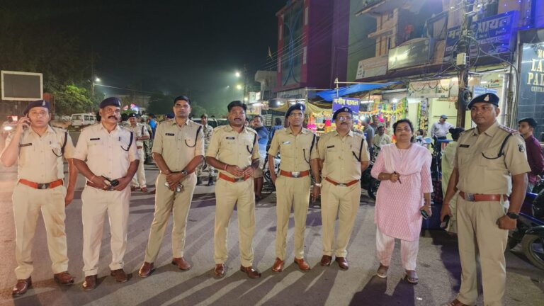*त्यौहारी सीजन के दौरान, बस्तर पुलिस एलर्ट मोड पर ,जगदलपुर में बस्तर पुलिस की ,विजिबल पुलिसिंग मेन रोड, गोल बाजार, संजय बाजार आदि व्यवसायिक क्षेत्रों में पैदल गश्त *,,,,*दीपक मरकाम की रिपोर्ट*