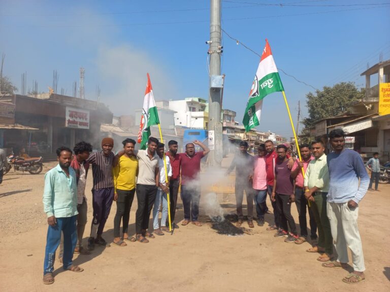 *युवा कांग्रेस के जिलाध्यक्ष मनीष निर्मलकर के नेतृत्व में युवा कांग्रेस ने मानपुर मे किया रमन सिंह  का पुतला दहन* *पढ़े पूरी खबर मनीष कौशिक की रिपोर्ट*