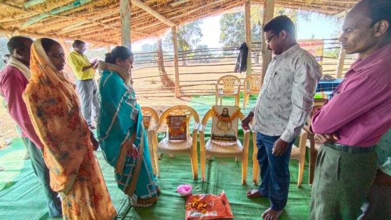 खड़गांव:—– जिला मोहला मानपुर अं चौकी में आदिवासी खदान श्रमिक कल्याण सहकारी समिति मर्या पल्लेमाडी के पदाधिकारियों व सदस्यों न शिल्पकार और शहीद वीर नारायण सिंह एवं गुरु घासीदास जयंती के पुण्यतिथि पर शत शत नमन व श्रद्धा का सुमन अर्पित किया