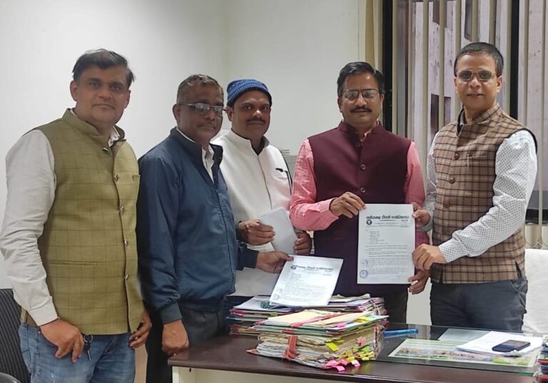 *मंत्रालय में प्रथम नियुक्ति से सेवा की गणना कर पूर्ण पेंशन लागू करने अधिकारियों से की चर्चा*