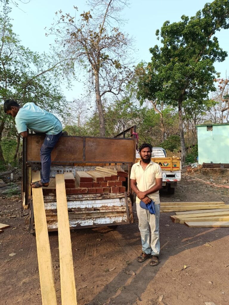 *पिकअप वाहन चालक सहित, बेशकीमती सागौन चिरान जप्त*,,,,,,,,,,,,*दीपक मरकाम की रिपोर्ट*