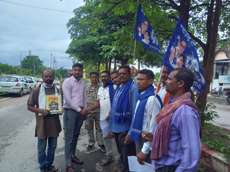 *आदिवासी युवक के ऊपर हुए घटना को लेकर बहुजन समाज पार्टी कलेक्ट्रेट में किया प्रदर्शन*,,,,,,,,,,,,,,*आर.एल. कुलदीप की रिपोर्ट*
