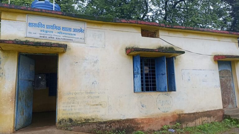 शासकीय प्राथमिक शाला आलमेर में स्कूल जर्जर जर्जर होने का कारण बच्चे परेशान  ,,,, राजमन नाग कोंण्डागांव