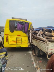 NH-53 पर शिवा आईटीआई, ग्राम टेका के पास पिकअप और रफ्तार बस की टक्कर, तीन घायल

आज सुबह करीब 9 बजे NH-53 स्थित शिवा आईटीआई, ग्राम टेका के पास एक पिकअप और तेज रफ्तार बस की टक्कर हो गई। पुलिस से प्राप्त प्रारंभिक जानकारी के अनुसार, हादसे में 3 लोग घायल हुए हैं। इनमें से 1 घायल ग्राम सांकरा का निवासी है, जबकि 2 अन्य सेवाईय्या के बताए जा रहे हैं। दो घायलों को प्राथमिक उपचार के बाद जिला अस्पताल रेफर किया गया है। पुलिस मौके पर पहुंचकर जांच में जुटी है।