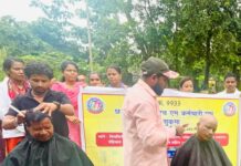 सुकमा NHM संविदा कर्मियों ने 15वें दिन हड़ताल को और उग्र करते हुए आज सिर मुंडन कर केस दान कर जताया विरोध