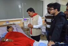 सुकमा IED ब्लास्ट में घायल महिला आरक्षक से मिले उप मुख्यमंत्री विजय शर्मा, कहा – मुचाकी दुर्गा की वीरता पूरे देश की प्रेरणा”