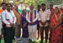 सुरूगदोह में मरकाम परिवार में नव दम्पति को आशीर्वाद देने पहुंचे सांसद भोजराज नाग, ग्रामीणों से भी की आत्मीय मुलाकात।