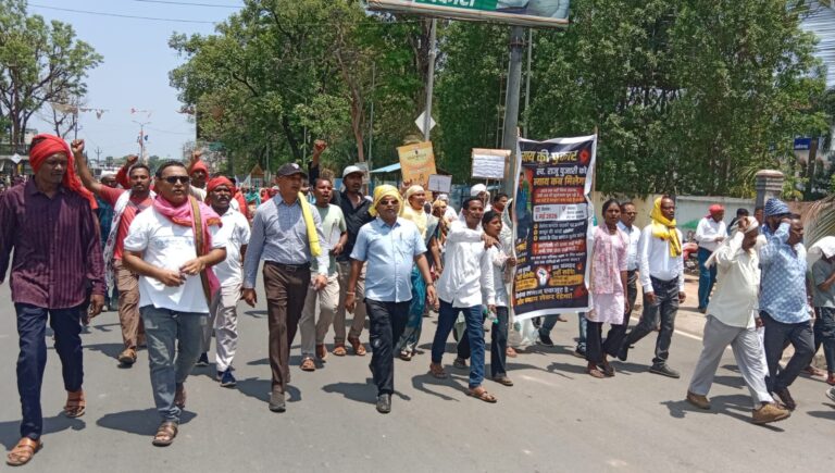 राजू पुजारी मौत मामला: हजारों ग्रामीणों का प्रदर्शन, आरोपियों की गिरफ्तारी के लिए दिया अल्टीमेटम,,,,,,,,,  ,,,,,,,,,,,,,,तेजनारायण सिंह की रिपोर्ट,,,,,,,,