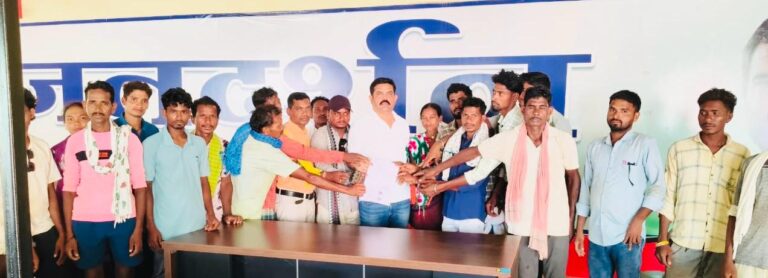 *विधायक विक्रम मंडावी को पामेड़ क्षेत्र के तेंदू पत्ता संग्राहकों ने सौंपा ज्ञापन, 4 वर्षों का बोनस दिलाने की मांग*,,,,,,,,,,,,,,,,,,,,,,,,,,,,,,,,,,,,,,,* बीजापुर जिले से दीपक मरकाम की खबर*