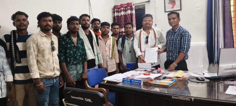 ग्रामीण क्षेत्रों में बंद पड़े सोलर पैनलों की मरम्मत एवं नियमित रखरखाव की मांग को लेकर युवा कांग्रेस आदिवासी नेता हेमंत कश्यप ने सौंपा ज्ञापन