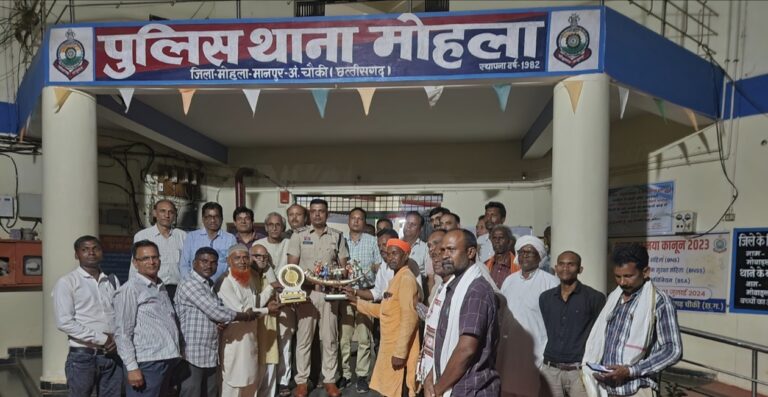 *मोहला—-मोहला थाना प्रभारी कपिल देव चन्द्रा को भावभीनी विदाई,व्यापारियों व जनप्रतिनिधियों ने दी सफलता की शुभकामनाएँ*
